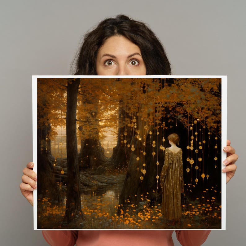 Puede incluir: Una impresi&oacute;n art&iacute;stica enmarcada que representa una escena de bosque m&iacute;stico. La obra presenta a una mujer con un vestido dorado de pie cerca de un estanque, rodeada de &aacute;rboles con orbes brillantes. La paleta de colores est&aacute; dominada por tonos c&aacute;lidos de oro, marr&oacute;n y naranja.