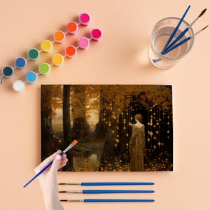 Puede incluir: Un kit de pintura por n&uacute;meros con un lienzo que representa una escena de bosque en tonos c&aacute;lidos, una mujer con un vestido dorado y una masa de agua. Incluye botes de pintura, pinceles y un vaso de agua.