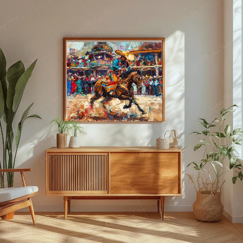 K&ouml;nnte beinhalten: Ein rechteckiger gerahmter Kunstdruck mit einem lebendigen, impressionistischen Gem&auml;lde eines Cowboys auf einem braunen Pferd in einer Rodeo-Arena. Die Szene zeigt eine Menschenmenge im Hintergrund, dargestellt durch farbenfrohe, strukturierte Pinselstriche.