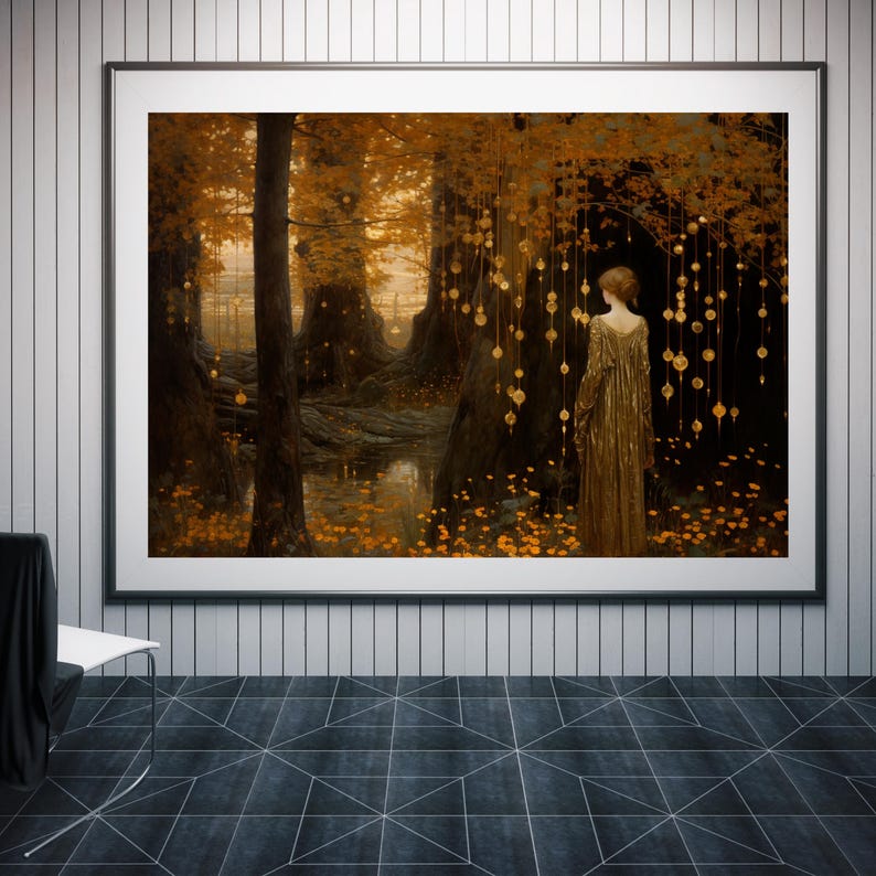 Puede incluir: Una impresi&oacute;n art&iacute;stica enmarcada representa una serena escena de bosque con una mujer con un vestido dorado. La obra de arte presenta una c&aacute;lida paleta de colores dorados, marrones y naranjas, con luces colgantes y una peque&ntilde;a masa de agua.