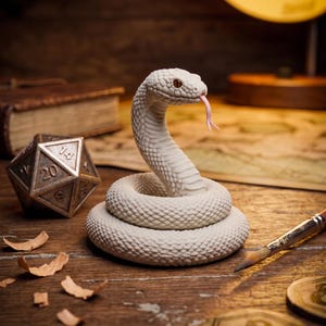 Peut inclure: Une figurine de serpent blanc enroulé avec des écailles détaillées, des yeux marron et une langue fourchue rose saillante. Le serpent est dans une posture droite et alerte, avec une surface texturée imitant les motifs de peau reptilienne.