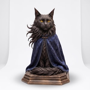 Puede incluir: Una escultura detallada de un gato negro con ojos amarillos brillantes, que lleva una capa azul oscuro con un sutil patrón en relieve. El gato está sentado sobre una base octogonal texturizada de color bronce, con pelaje largo y orejas puntiagudas.