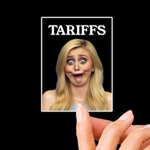 Könnte beinhalten: Eine weiße Karte mit dem Wort "TARIFFS" in schwarzer Schrift. Eine Frau mit blonden Haaren macht ein lustiges Gesicht auf dem Bild.