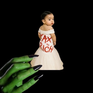 Puede incluir: Un bebé con un vestido blanco con la frase "TAX THE RICH" en letras rojas. Una mano verde con uñas largas y negras en primer plano. El fondo es negro.