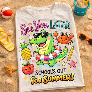 Puede incluir: Camiseta blanca con un gráfico colorido que presenta un cocodrilo de dibujos animados con gafas de sol y un salvavidas. También se muestra el texto "See You Later" y "School's Out For Summer!". Gráficos adicionales: piña, cangrejo, manzana, lápiz y estrella de mar.