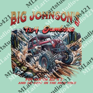Può includere: Grafica di una Jeep 4x4 rossa e nera con il testo "BIG JOHNSON'S 4x4 Jamboree" e "PUT HER ON ALL 4'S AND GO DEEP IN THE MUD HOLE" su sfondo verde chiaro. La Jeep guida su un terreno fangoso e roccioso.