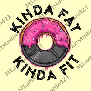 Può includere: Illustrazione digitale di una ciambella glassata rosa con zuccherini, che gocciola su un disco pesi nero. Le parole "KINDA FAT" e "KINDA FIT" sono scritte in nero, che circondano la ciambella e il disco pesi su uno sfondo giallo chiaro.