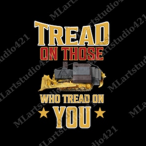Może przedstawiać: Czarny projekt graficzny z żółtym buldożerem i tekstem "TREAD ON THOSE WHO TREAD ON YOU" w kolorze złotym i czerwonym. Dwie złote gwiazdy flankują słowo "YOU".