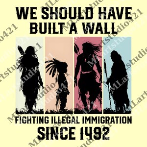 Può includere: Un design grafico con il testo "WE SHOULD HAVE BUILT A WALL" sopra quattro sagome di nativi americani. Sotto, il testo recita "FIGHTING ILLEGAL IMMIGRATION SINCE 1492". Lo sfondo è giallo chiaro.