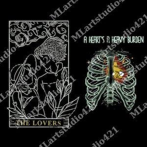 Op de afbeelding: Zwart grafisch ontwerp met twee tarotkaartillustraties. Eén kaart toont twee figuren met de tekst "THE LOVERS". De andere toont een ribbenkast met een hart en de tekst "A HEART'S A HEAVY BURDEN."