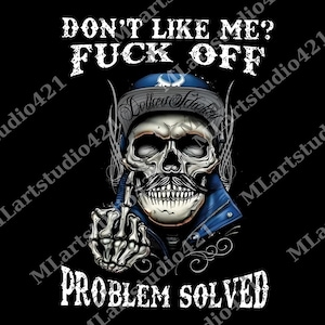 Könnte beinhalten: Grafikdesign auf schwarzem Hintergrund mit einem Totenkopf, der eine blaue Mütze und Jacke mit einem Lenker-Schnurrbart trägt. Der Totenkopf zeigt den Mittelfinger. Der Text lautet "DON'T LIKE ME? FUCK OFF" und "PROBLEM SOLVED."