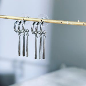 Les boucles d'oreilles Zorro en or 14 carats ne nécessitent qu'un seul trou.