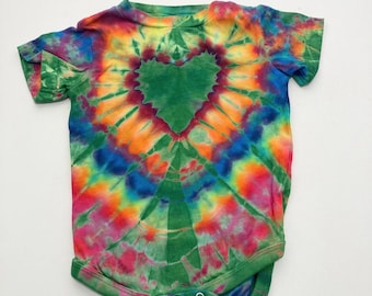 Jednoczęściowy kombinezon dla niemowląt 12 miesięcy w kolorze zielonym z serduszkiem, barwiony metodą tie-dye, z autentycznym wzorem Phillip Brown