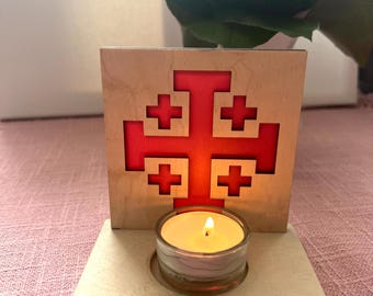 Świecznik w kształcie krzyża jerozolimskiego – dekoracyjna drewniana lampa