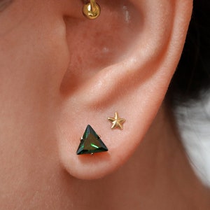 little emerald triangle studs // sterling silver or gold filled . small pyramid earring . minimalist dainty . faceted may birthstone . green