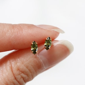 マイクロペリドットマーキススタッド // スターリングシルバーまたはゴールドフィルド。ミニマルなアイイヤリング。上品で繊細。8月の誕生日プレゼント。オリーブグリーン