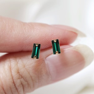 マイクロエメラルドバゲットスタッド // スターリングシルバーまたはゴールドフィルド。小さなミニマルバーイヤリング。ミニマリストで上品。ファセットカットの5月の誕生石