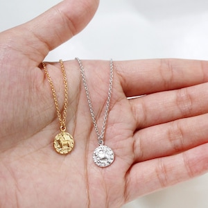 collier zodiaque // argent ou or rempli . collier de signe du zodiaque. collier d’astrologie délicat. collier de signe astrologique. breloque petite pièce d&#39;or