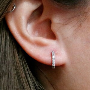 パヴェ フーギー フープ // スターリング シルバーまたはゴールド ヴェルメイユ。ラインストーン付きの細い小さなフープ イヤリング。小さな CZ フープ イヤリング。上品なミニマリスト