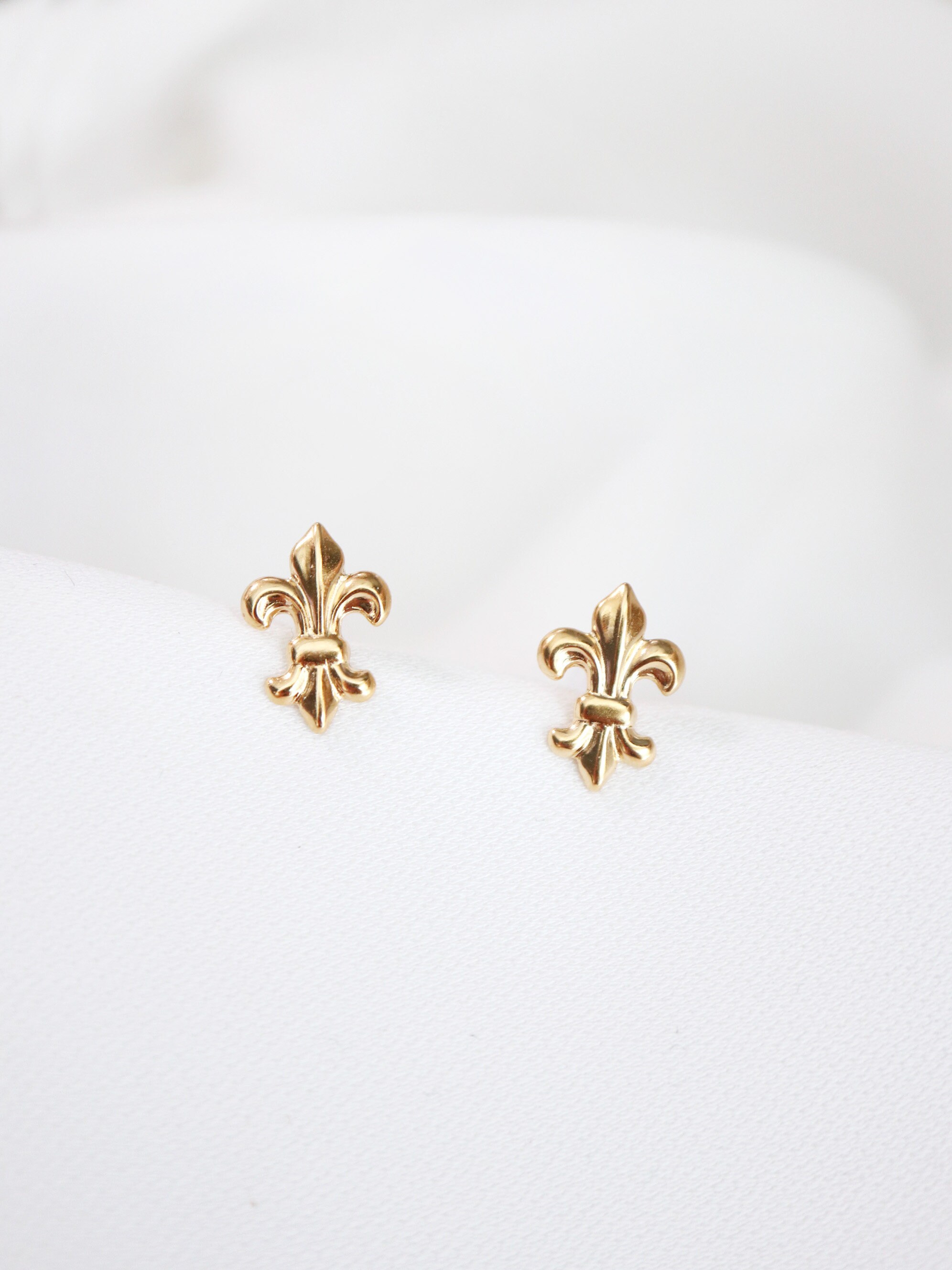 Boucles D'oreilles Clous Puces Rondes Dorées - Bijoux Des Lys, Métal Alliage - Neuf Avec étiquettes