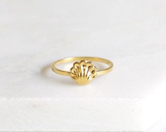 seashell stacking ring // gold or silver seashell ring . stackable sea shell ring . clam shell ring . beach jewelry . dainty & delicate