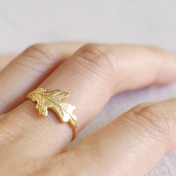 oak leaf ring // silver or gold filled . oak leaf jewelry . oak leaf stacking ring . delicate leaf jewelry . nature inspired . fall jewelry