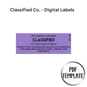 Könnte beinhalten: Ein rechteckiges lila Etikett mit weißem Text, einschließlich des Wortes "CLASSIFIED" in fetter Schrift. Das Etikett besagt "U.S. Government Property" und enthält Anweisungen. Das Etikett ist mit "SF-709" gekennzeichnet. Der Text "Classified Co. - Digital Labels" steht oben.