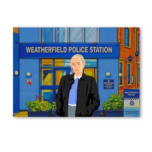 Könnte beinhalten: Illustration einer Frau vor der Weatherfield Police Station. Das Gebäude ist blau mit der Aufschrift "Weatherfield Police Station" über dem Eingang. Die Frau trägt einen schwarzen Mantel, eine blaue Krawatte und ein weißes Hemd.