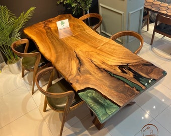 Tavolo da pranzo, tavolo con bordo naturale, tavolo da pranzo in resina epossidica con bordo vivente personalizzato, resina epossidica verde, legno di noce, tavolo epossidico
