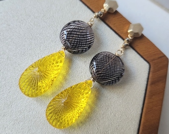 Linterna TEXTURIZADA // pendientes // cuentas vintage, pirita dorada, relleno de oro de 14kt