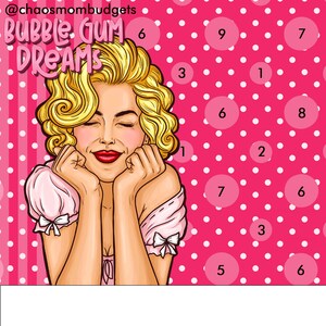 Può includere: Uno sfondo a pois rosa e bianco con cerchi bianchi contenenti numeri. Il testo "BUBBLE GUM DREAMS" è nella parte superiore dell'immagine. Una donna con i capelli biondi si trova nell'angolo sinistro dell'immagine.