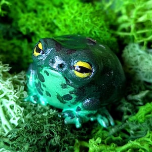 Handmade Mini Glitter Frog Figurine – Whimsical Green Toad