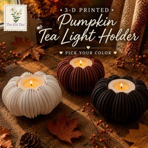 Può includere: Tre portacandele a forma di zucca stampati in 3D in bianco, arancione e nero, ciascuno con un esterno a coste e una candelina accesa al centro. Il testo 3-D PRINTED Pumpkin Tea Light Holder PICK YOUR COLOR è visibile in alto.