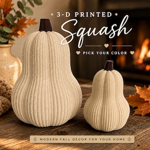Könnte beinhalten: Zwei 3D-gedruckte Kürbisfiguren mit einer gerippten, cremeweißen Textur und dunkelbraunen Stielen. Der Text lautet 3-D PRINTED Squash, PICK YOUR COLOR und MODERN FALL DÉCOR FOR YOUR HOME. Diese Dekoartikel haben ein vertikales Rillenmuster.