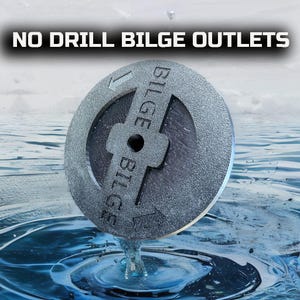 Puede incluir: Una salida de sentina redonda de color plateado con la palabra "Bilge" impresa en ella. La salida flota en el agua.