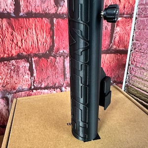 Puede incluir: P&oacute;lo de pl&aacute;stico negro con la palabra "SWIMS" en relieve en el lateral. El p&oacute;lo tiene un pomo negro en la parte superior y un soporte negro en el lateral.