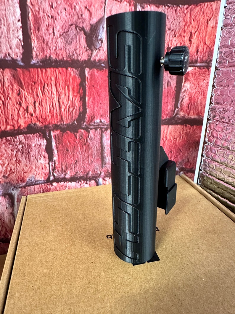 Puede incluir: P&oacute;lo de pl&aacute;stico negro con la palabra "SWIMS" en relieve en el lateral. El p&oacute;lo tiene un pomo negro en la parte superior y un soporte negro en el lateral.