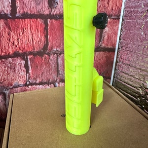 Puede incluir: Un tubo de pl&aacute;stico amarillo brillante con la palabra "SAFE" en relieve en el lateral. El tubo tiene una perilla negra en la parte superior.