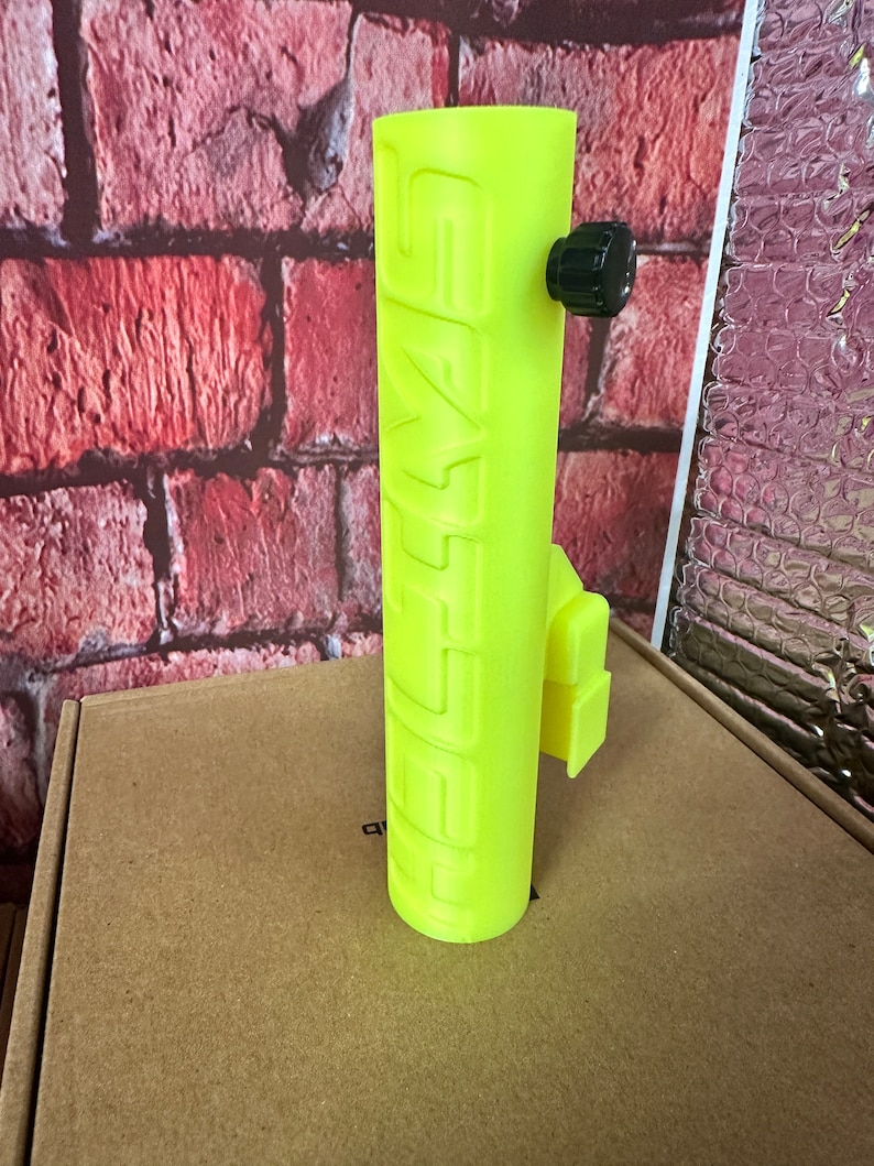 Puede incluir: Un tubo de pl&aacute;stico amarillo brillante con la palabra "SAFE" en relieve en el lateral. El tubo tiene una perilla negra en la parte superior.