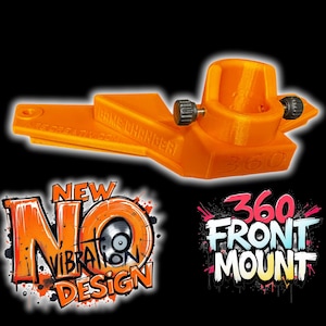 Op de afbeelding: Een feloranje 360 frontmontage-accessoire met een cilindrische houder en twee zwarte instelknoppen. De houder is voorzien van de tekst GAME CHANGER en 360. Daaronder staan grafische logo's met de tekst NEW NO VIBRATION DESIGN en 360 FRONT MOUNT.