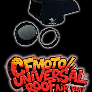 Könnte beinhalten: Schwarzes CF Moto Universal Roof Air Vent Kit. Das Kit enthält einen rechteckigen Entlüfter, eine runde Kappe und einen Ring. Der Text "CFMOTO UNIVERSAL ROOF AIR VENT" wird im Graffiti-Stil angezeigt.