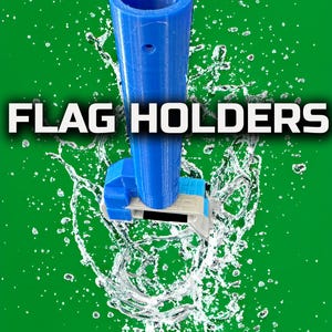 Könnte beinhalten: Ein blauer Plastik-Flaggenhalter mit einem Loch oben und einem kleinen Hebel an der Seite. Der Halter ist von Wassertropfen umgeben, was darauf hindeutet, dass er nass ist.