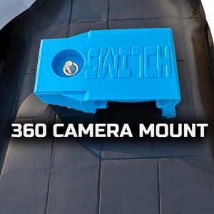 Könnte beinhalten: Ein blauer 360-Grad-Kamerahalter mit dem Wort "SWITCH" darauf gedruckt. Der Halter hat ein Schraubloch in der Mitte und ist zum Befestigen an einer Oberfläche gedacht.