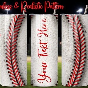 Pode incluir: Três copos de aço inoxidável branco com um design de beisebol. Os copos têm um fundo branco desbotado com costuras vermelhas. O copo do meio tem o texto "Your Text Here" em vermelho.