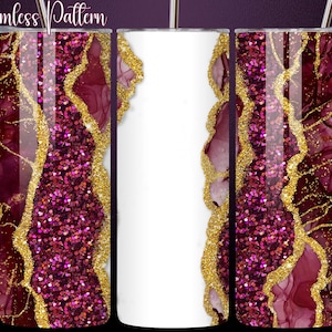 Könnte beinhalten: Ein Becher mit einem nahtlosen Muster mit einer weißen Mitte und Seiten mit einem bordeauxfarbenen, goldenen und rosa Glitzerdesign. Der Becher hat einen Edelstahlstrohhalm und die Worte "Seamless Pattern" oben.