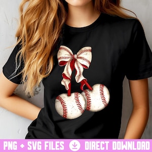 Op de afbeelding: Zwart T-shirt met een honkbalthema. Een rood-witte strik staat boven twee honkballen, elk met rode stiksels. Het ontwerp is een digitale afbeelding, perfect voor sportliefhebbers.