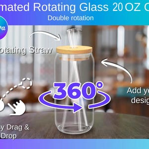 Puede incluir: Un vaso de vidrio transparente con tapa de madera y pajita giratoria. La imagen incluye el texto "Animated Rotating Glass 20 OZ Cup" y "Easy Drag & Drop". El vaso está diseñado para una rotación de 360 grados y permite añadir tu propio diseño.