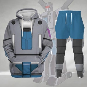 Puede incluir: Una sudadera con capucha gris y azul y un pantalón de chándal a juego con un diseño de robot de dibujos animados. El robot es gris y azul con detalles morados.