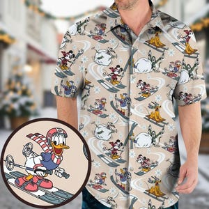 Może przedstawiać: Beżowa koszula zapinana na guziki z powtarzającym się wzorem postaci Disneya jeżdżących na nartach, w tym Myszki Miki, Kaczora Donalda i Pluto. Projekt zawiera płatki śniegu i śnieżki, tworząc motyw sportów zimowych.