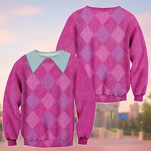 Peut inclure: Un pull rose à motif losanges avec un col bleu clair. Le pull présente une texture côtelée et un motif de losanges répétés dans des tons de rose et de violet. L'image montre le devant et le dos du pull.
